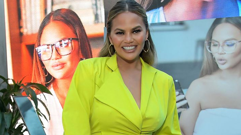 Το αγαπημένο beauty item της Chrissy Teigen για juicy χείλη