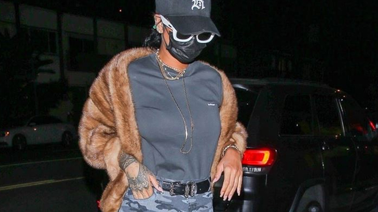 Η Rihanna μόλις φόρεσε το military παντελόνι με τον πιο απροσδόκητο τρόπο