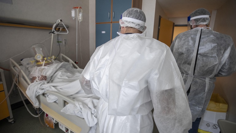 Κορωνοϊός: Η Ευρώπη ξεπέρασε το φράγμα των 900.000 θανάτων