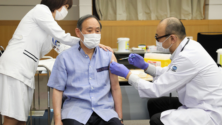 Κορωνοϊός: Εμβολιάστηκε ο πρωθυπουργός της Ιαπωνίας