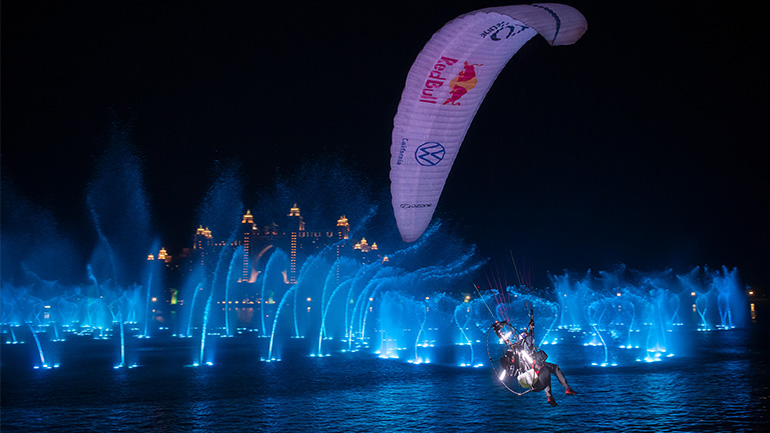 Paragliding πάνω από τo Σιντριβάνι του Φοινικόδεντρου