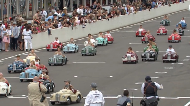 Πολύ διασκεδαστικός ο αγώνας με τα παιδιά πίσω από τα τιμόνια των μικρών αυτοκινήτων.