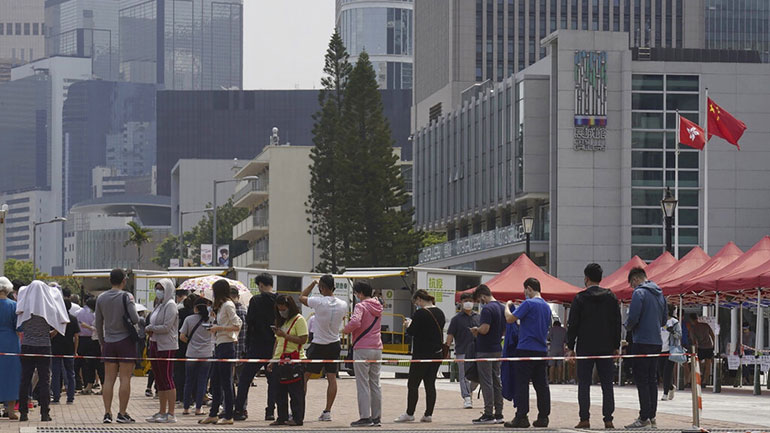 Χονγκ Κονγκ: Οικογένειες στριμώχονται σε μικρούς χώρους καραντίνας και βρέφη αποχωρίζονται τις μητέρες τους