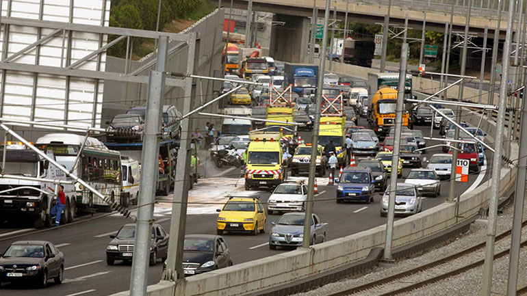 Τεράστιο μποτιλιάρισμα στην Αττική Οδό – Έπεσαν μάρμαρα από νταλίκα