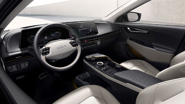 Νέο τιμόνι και μεγάλες οθόνες στο ταμπλό.