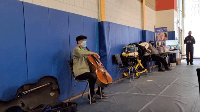 Ο Yo-Yo Ma παίζει τσέλο λίγα λεπτά μετά τον δεύτερο εμβολιασμό του για τον κορωνοϊό