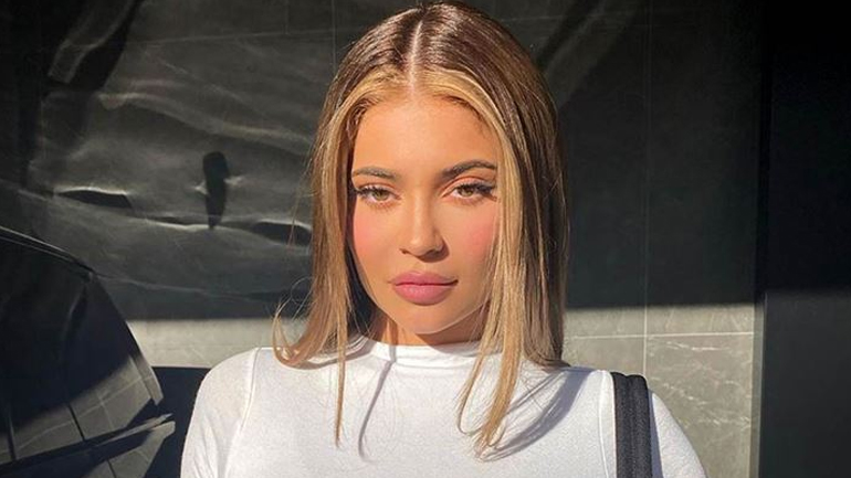 Τα tips and tricks της Kylie Jenner για φυσικό και λαμπερό make up look