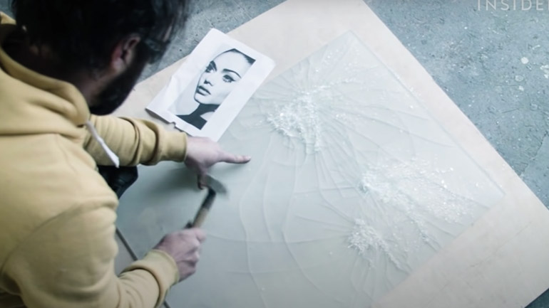 Καλλιτέχνης χαράζει πρόσωπα από σπασμένο γυαλί