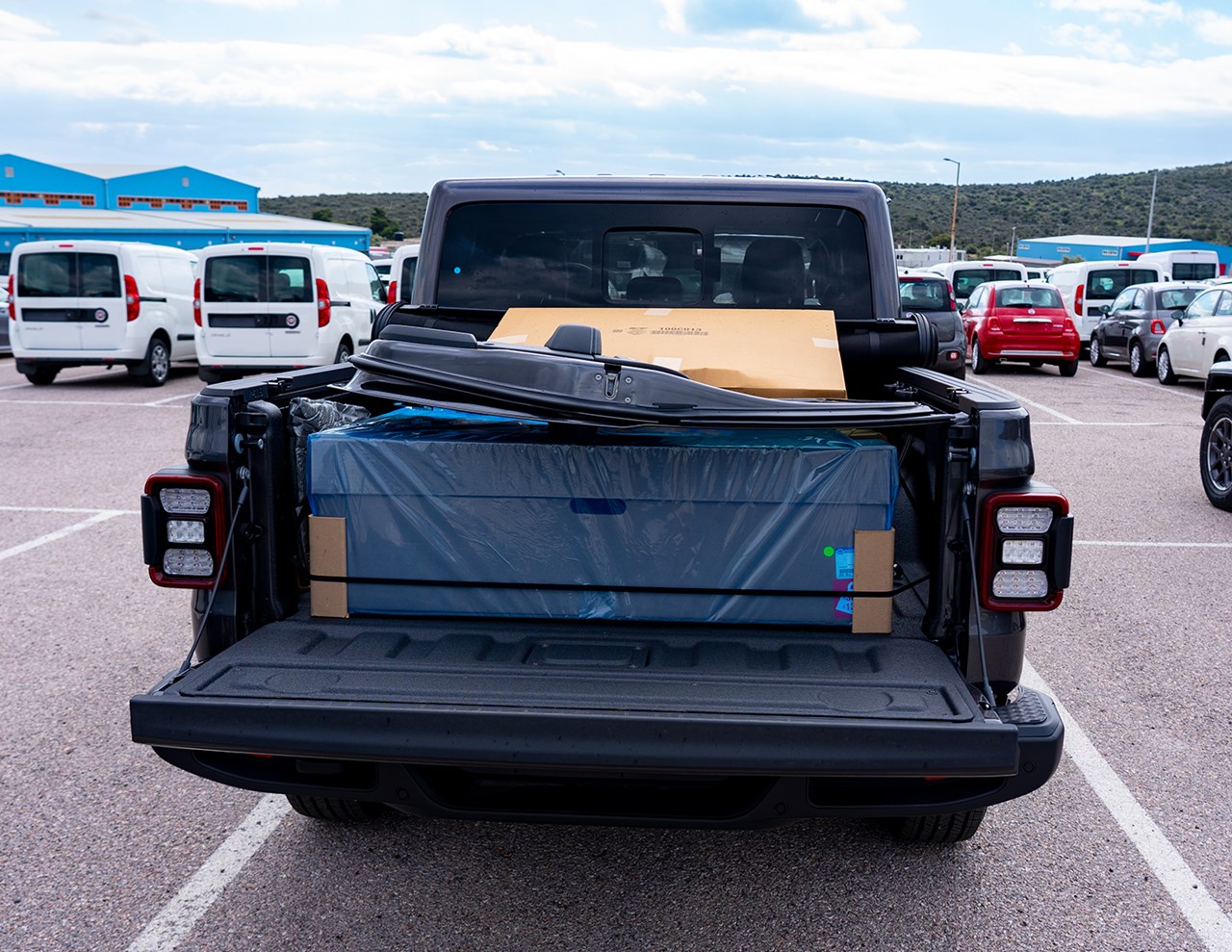 Το πισω μέρος του Gladiator. Στην καρότσα διακρίνουμε το κιτ που χρησιμοποιεί ο ιδοπκτήτης όταν θέλει να το μεταμορφώσει σε cabrio...