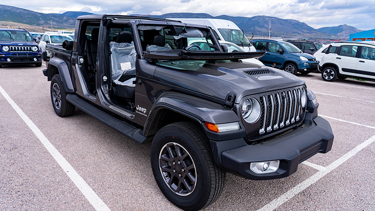 Το Jeep Gladiator έχει την δυνατότητα να μεταμορφώνεται από κλειστό σε ανοιχτό!