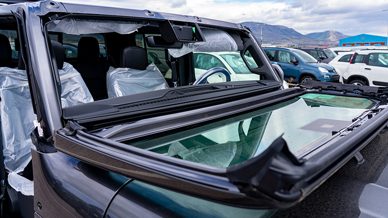 Η μεταμόρφωση πρειλαμβάνει και... ρίξιμο του εμπρός παρμπριζ