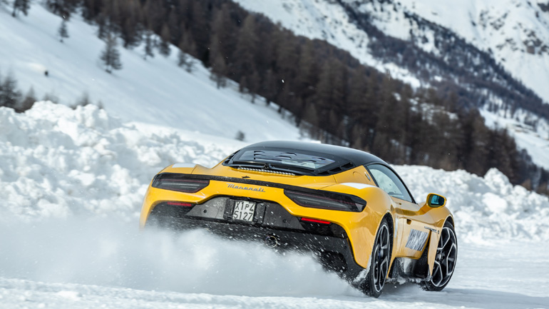 Το sport car της Maserati ντριφτάρει στις ιταλικές Άλπεις Το sport car της Maserati ντριφτάρει στις ιταλικές Άλπεις