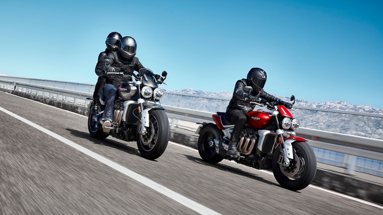 Φανταστική μοτοσικλέτα με κορυφαία περιφερειακά και έναν γιγάντιο τρικύλινδρο κινητήρα.