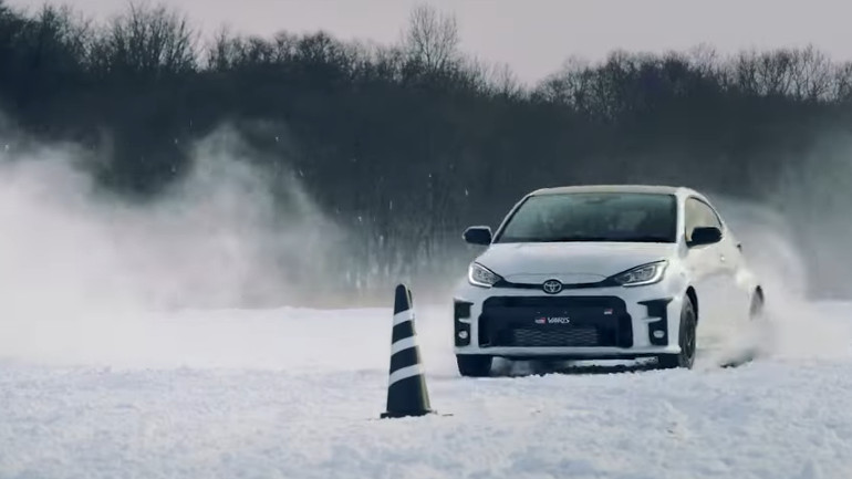 Οδηγώντας στο χιόνι με ένα Toyota Yaris GR