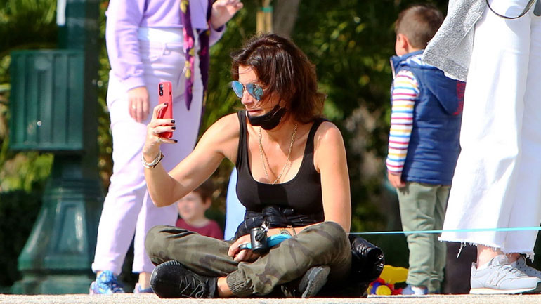 Πώς να φορέσετε το cargo παντελόνι όπως η Μαρίνα Βερνίκου