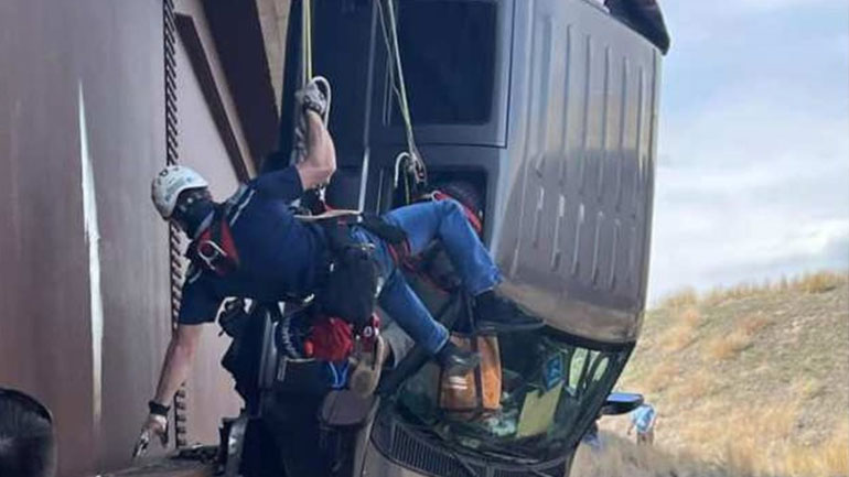 Συγκλονιστική διάσωση ζευγαριού μέσα από όχημα που κρεμόταν από αερογέφυρα Συγκλονιστική διάσωση ζευγαριού μέσα από όχημα που κρεμόταν από αερογέφυρα