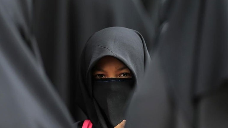 Ινδονησία: Γυναίκες και κορίτσια, ανεξαρτήτως θρησκείας, υφίστανται έντονες πιέσεις να φορούν χιτζάμπ