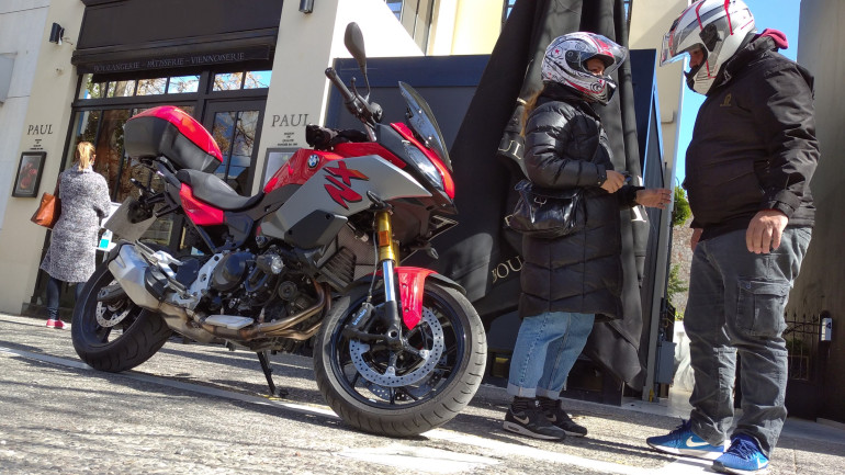 Καφέ στην Κηφισιά ή φασολάδα στις Πρέσπες... τα κάνει και τα δύο το ίδιο εύκολα!