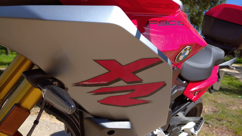 Η έκδοση Sport περιλαμβάνει ειδικό εξοπλισμό όπως φιμέ ζελατίνα και προβολείς