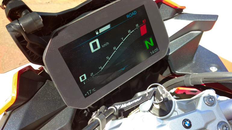 Μεγάλη TFT οθόνη την οποία χειρίζεσαι από τη ροδέλα στην αριστερή μεριά του τιμονιού