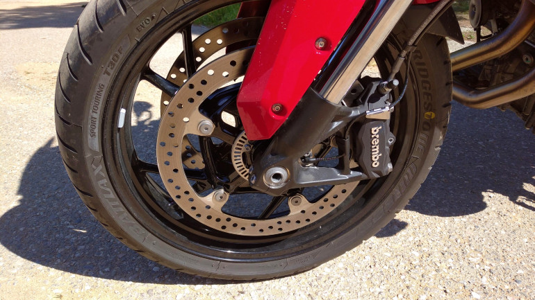 Φρένα της Brembo με δίσκους 320mm εμπρός και σύστημα ABS της BMW