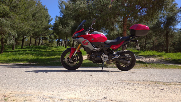 Στον εξοπλισμό της μοτοσικλέτας υπήρχε και η Top Case βαλίτσα 30 λίτρων