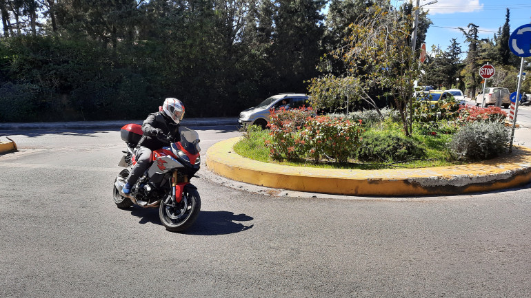 Εξαιρετική συμπεριφορά στο δρόμο για το πολυτάλαντο F900XR