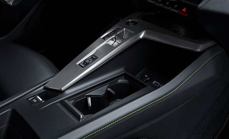 Οι χώροι για τα μικροαντικείμενα (καφέδες, κλιεδιά κ.λπ.) είναι αρκετοί και θα λατρέψουν οι επιβάτες...