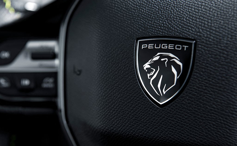 Το νέο λογότυπο στο τιμόνι του 308