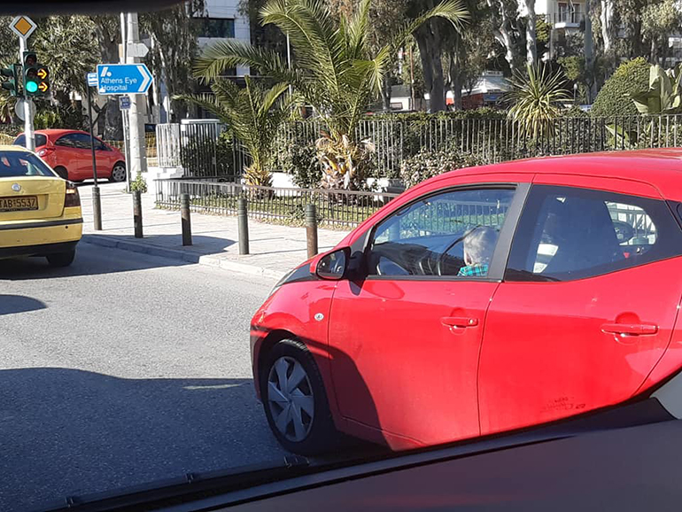 Ο πατέρας μπορεί να χαρακτηριστεί και δολοφόνος αφήνοντας το ανήλικο παιδί του να πιάνει το τιμόνι σε δημόσιο δρόμο...