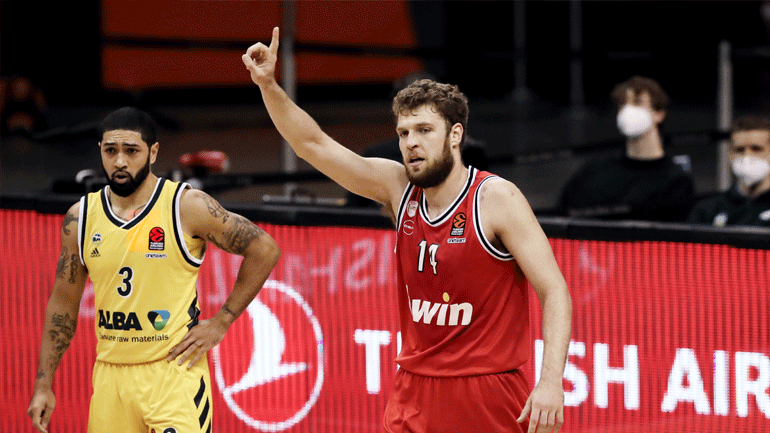 «Διπλό» με σούπερ Βεζένκοφ για τον Ολυμπιακό, 84-80 την Άλμπα