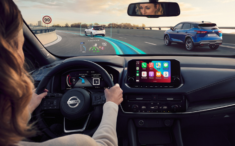 Ψηφιακές οθόνες και νέας γενιάς head-up display στο παρμπρίζ.