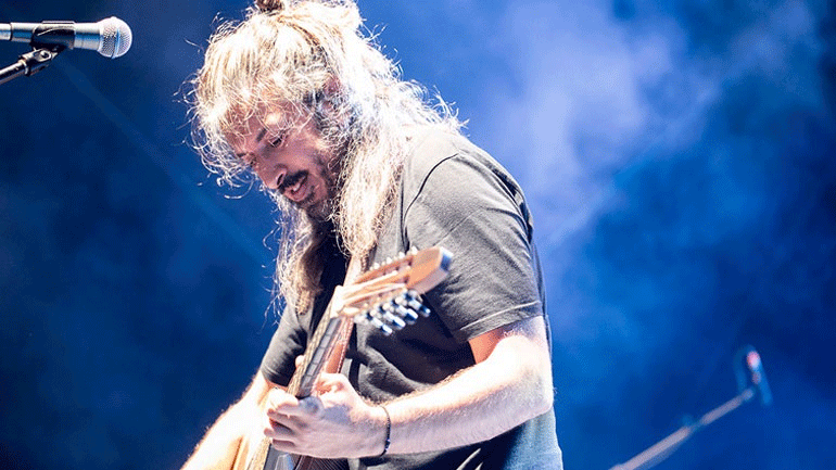 «Θέατρο του Δρόμου» – Το νέο τραγούδι του Γιάννη  Χαρούλη