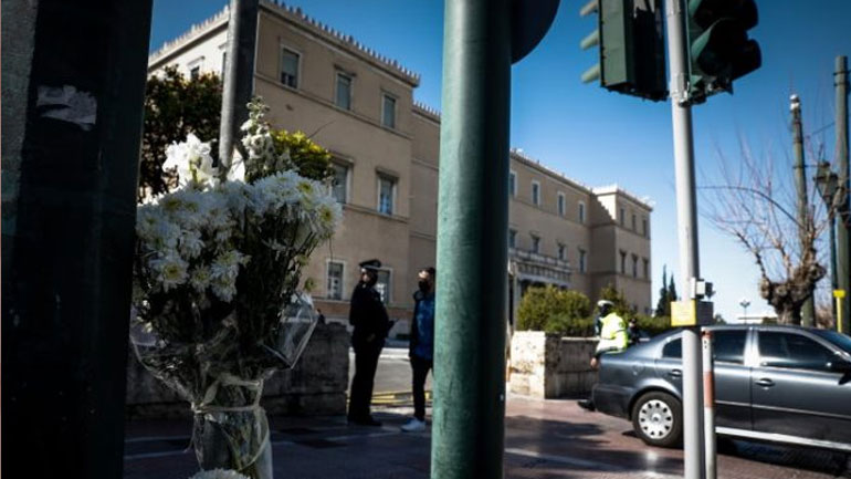 Βάζουν φανάρι στη στροφή της Βουλής κατόπιν εορτής