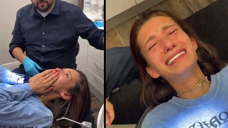 Μια γυναίκα χαίρεται με τη νέα της οδοντοστοιχία Μια γυναίκα χαίρεται με τη νέα της οδοντοστοιχία