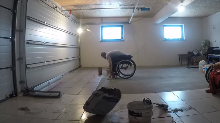 Άνδρας με κινητικά προβλήματα τοποθετεί μόνος του πλακάκια