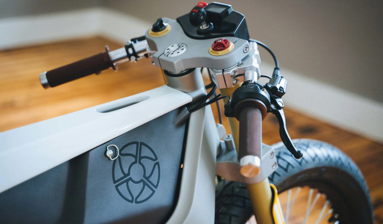 Σαφώς επηρεασμένο από τα αγωνιστικά 50άρια της δεκαετίας του '70.