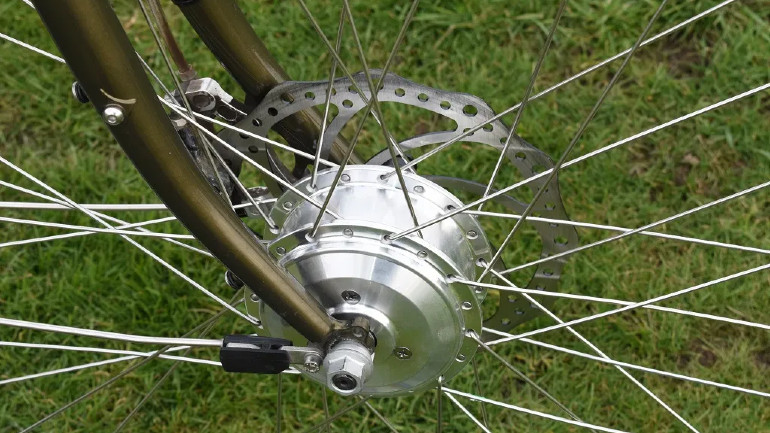 Το ηλεκτρικό μοτέρ είναι τοποθετημένο στον εμπρός τροχό