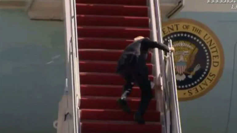 O Mπάιντεν σκόνταψε τρεις φορές στη σκάλα του Air Force One