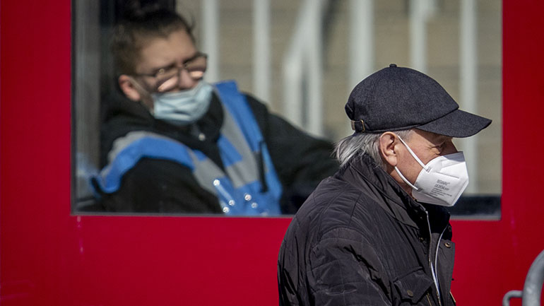 Τα κρούσματα του κορωνοϊού αυξάνονται εκθετικά στη Γερμανία