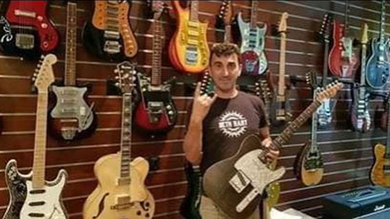 Έλληνας φτιάχνει ηλεκτρικές κιθάρες για τους stars – Χρησιμοποιεί ξύλα από τον Όλυμπο