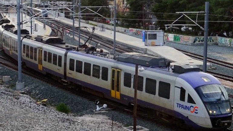 Κατέληξε η ηλικιωμένη που παρασύρθηκε από συρμό του προαστιακού στα Σεπόλια