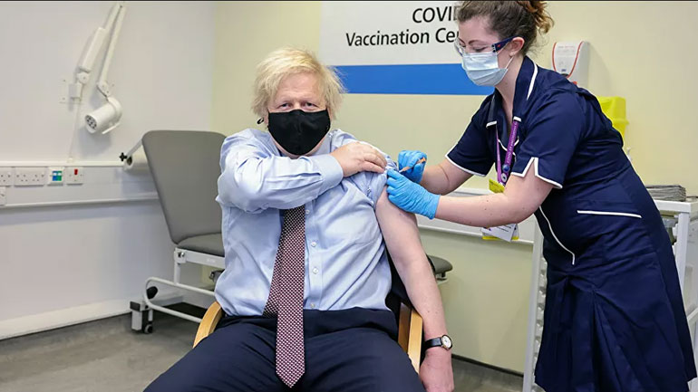 Ο Μπόρις Τζόνσον έλαβε την πρώτη δόση του εμβολίου της AstraZeneca