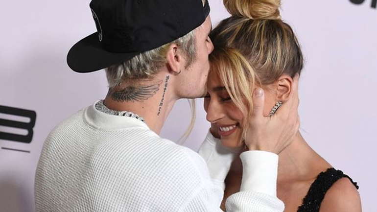 H Hailey Bieber μιλάει για τις δυσκολίες που αντιμετωπίζει στον γάμο της με τον Justin Bieber