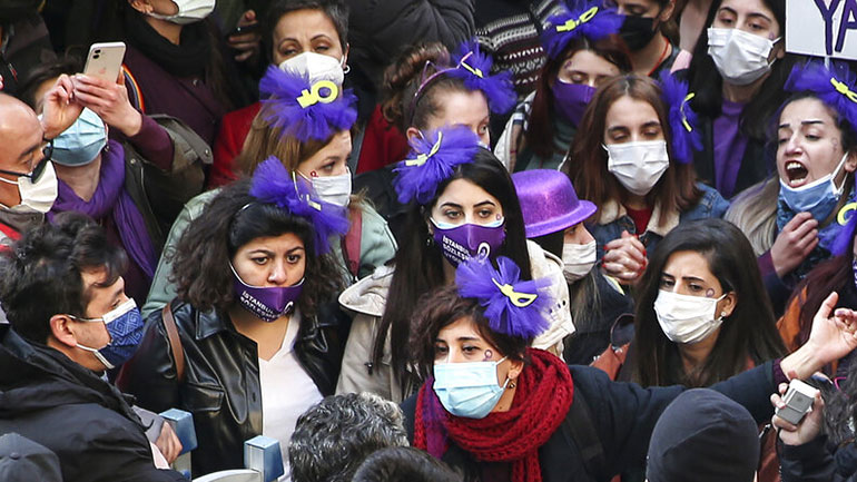 Διαμαρτυρίες στην Τουρκία για την απόσυρση από τη διεθνή Σύμβαση κατά της βίας των γυναικών