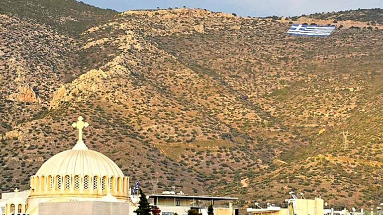 Σημαία 4.000 τ.μ. τοποθέτησε στον Υμηττό ο Δήμος Γλυφάδας