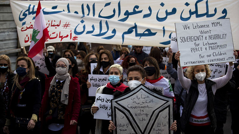Λίβανος: Γυναίκες διαδηλώνουν κατά της πολιτικής ελίτ της χώρας, με την ευκαιρία της Γιορτής της Μητέρας