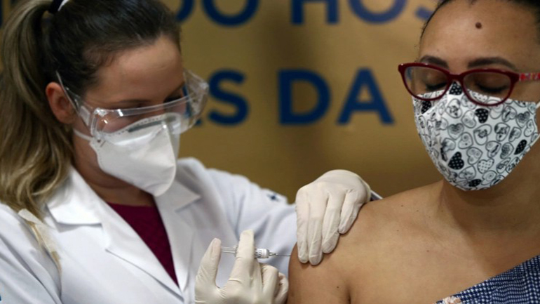 Η Βραζιλία συζητά να πάρει εμβόλια που περισσεύουν από τις ΗΠΑ
