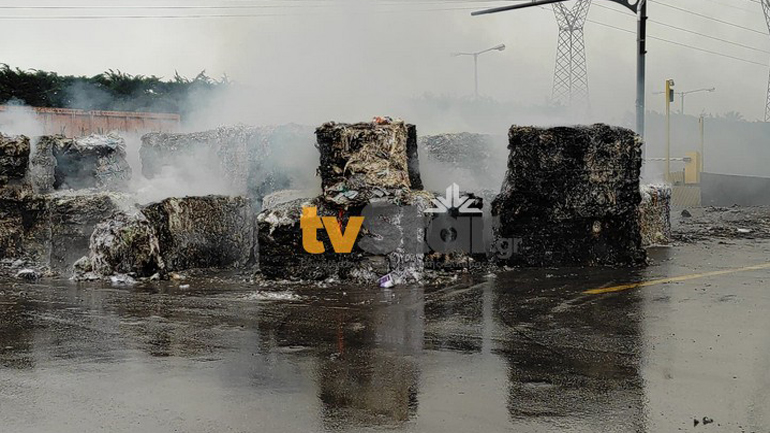 Μεγάλη πυρκαγιά σε εργοστάσιο ανακύκλωσης στο Σχηματάρι Μεγάλη πυρκαγιά σε εργοστάσιο ανακύκλωσης στο Σχηματάρι