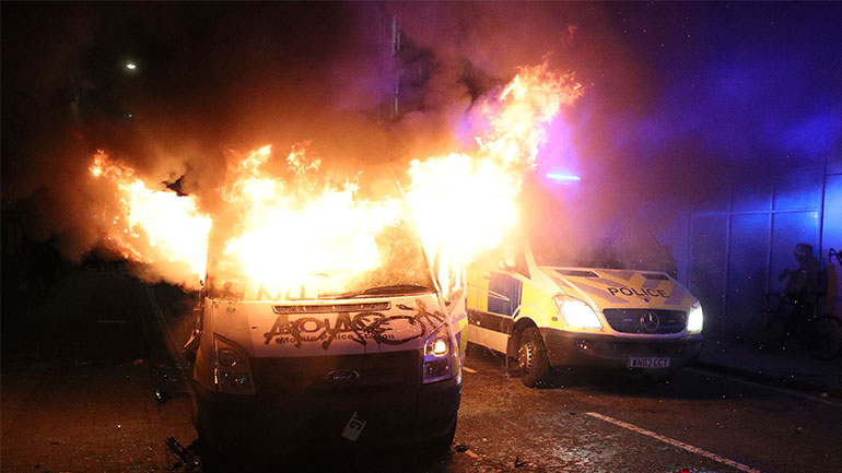 Αγγλία: Συγκρούσεις διαδηλωτών με την αστυνομία στο Μπρίστολ